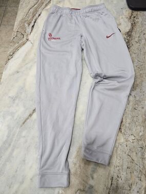 Nike Therma-FIT Oklahoma Sooners Joggers Men’s Small Gray Red Fleece Lined
